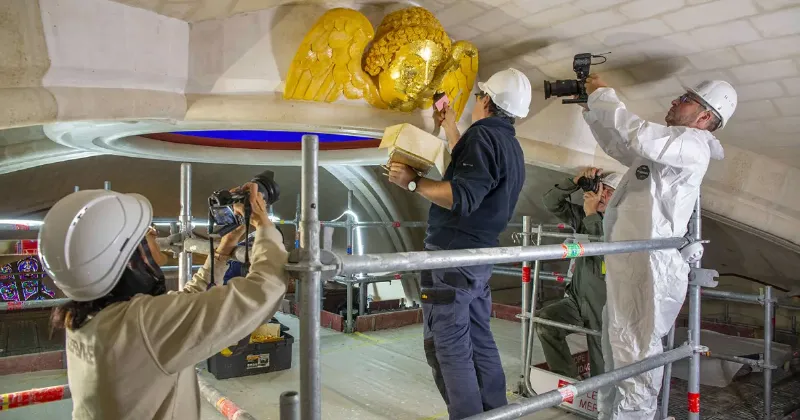 Artisans travaillant sur la restauration des stalles et de la clôture du chœur cathédrale Notre-Dame